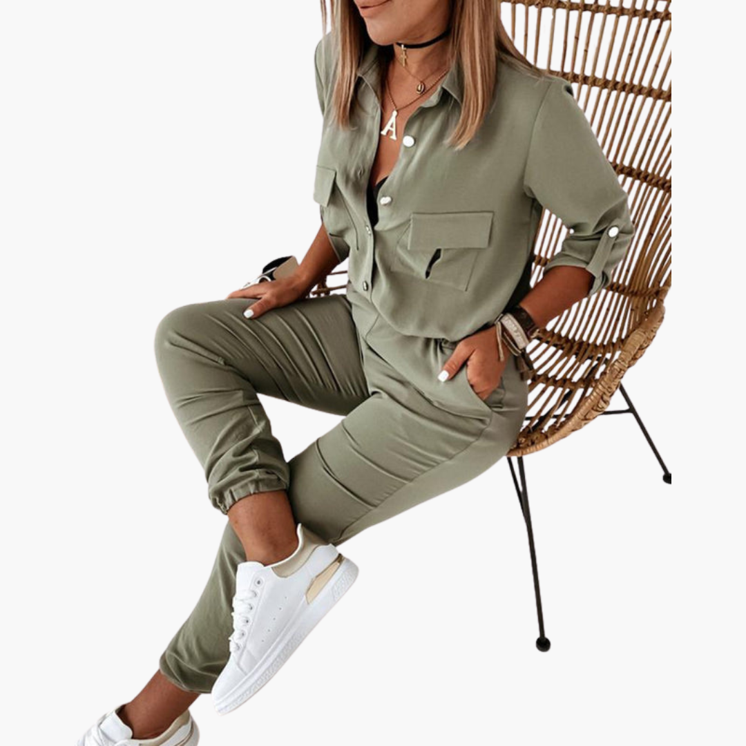 Combinaison femme avec fermeture à boutons et ceinture à nouer à la taille