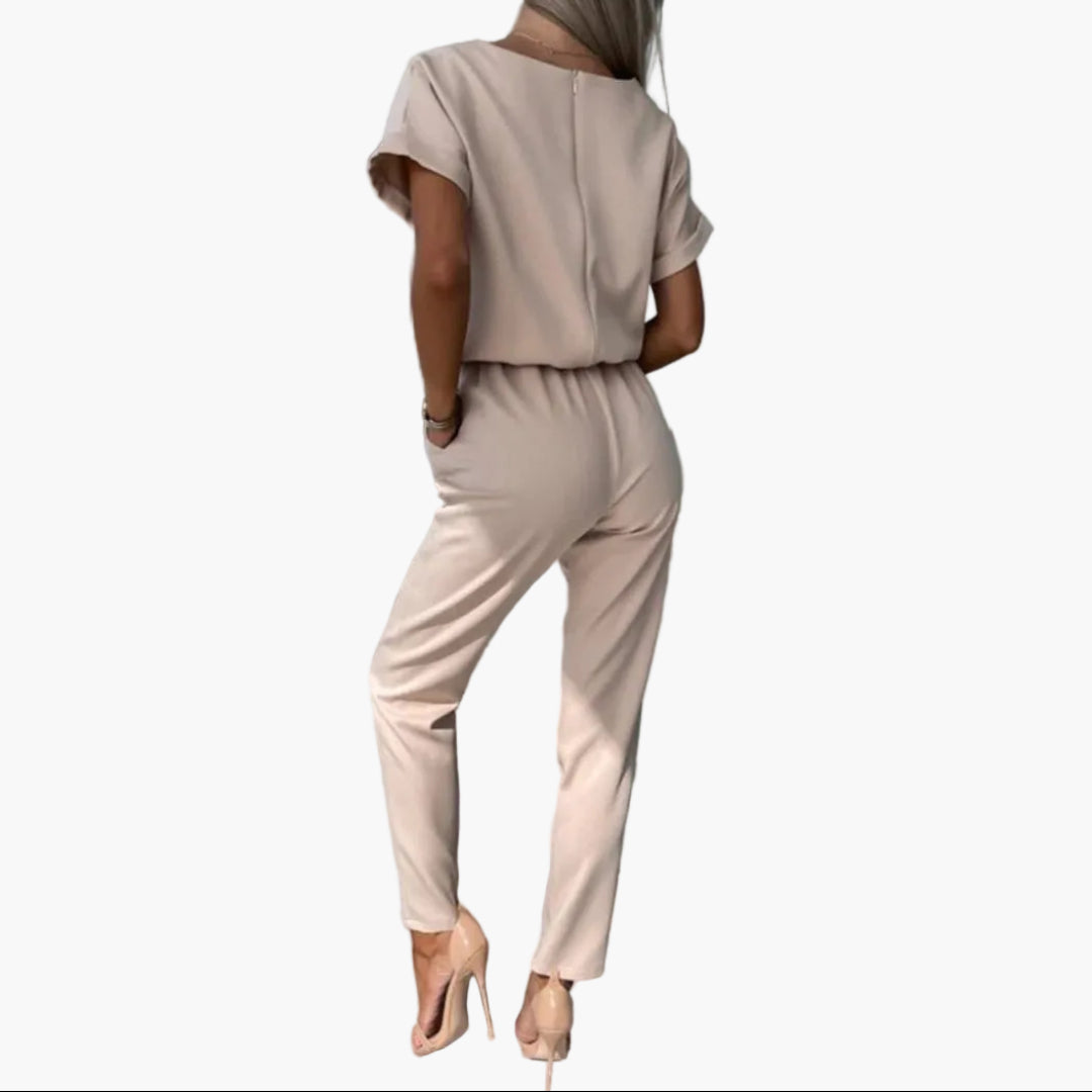 Kvindedragt med rund hals og bindebånd i taljen