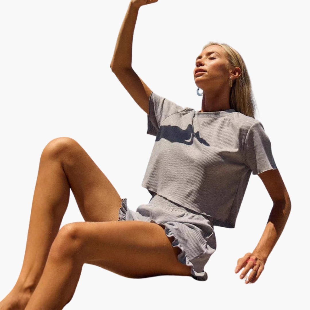 Comfortabel damesensemble van ribstof met short met ruches