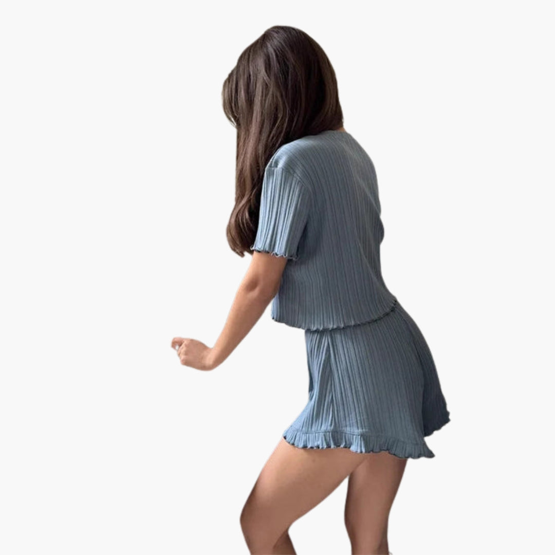 Comfortabel damesensemble van ribstof met short met ruches