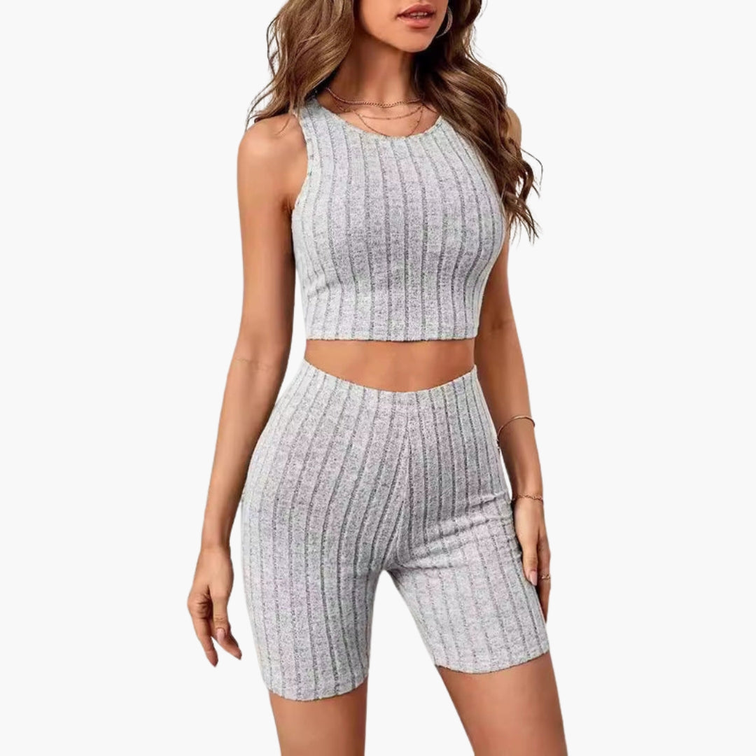 To-delt sæt til kvinder med kort top og shorts