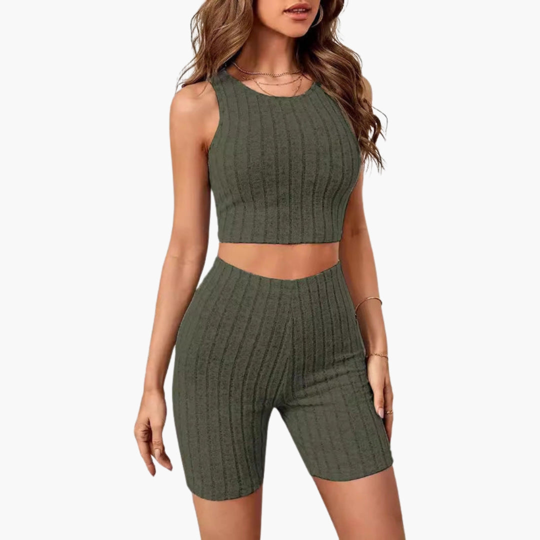 To-delt sæt til kvinder med kort top og shorts