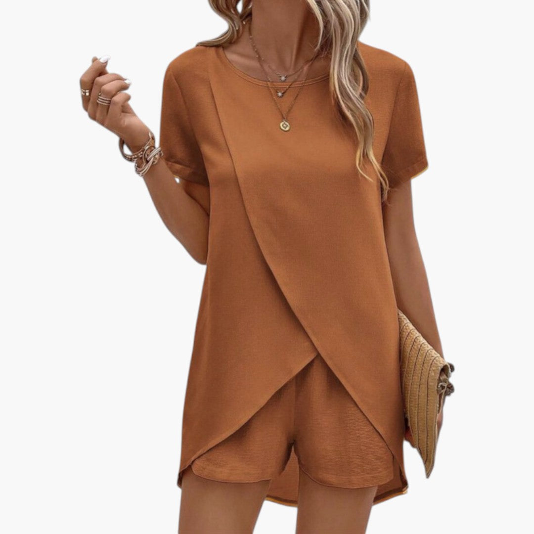 Ensemble deux pièces femmes avec haut croisé et short assorti