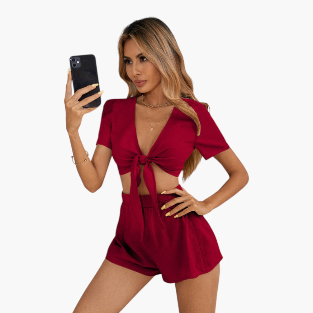 Sommerensemble für Damen mit geknotetem Oberteil und kurzer Hose