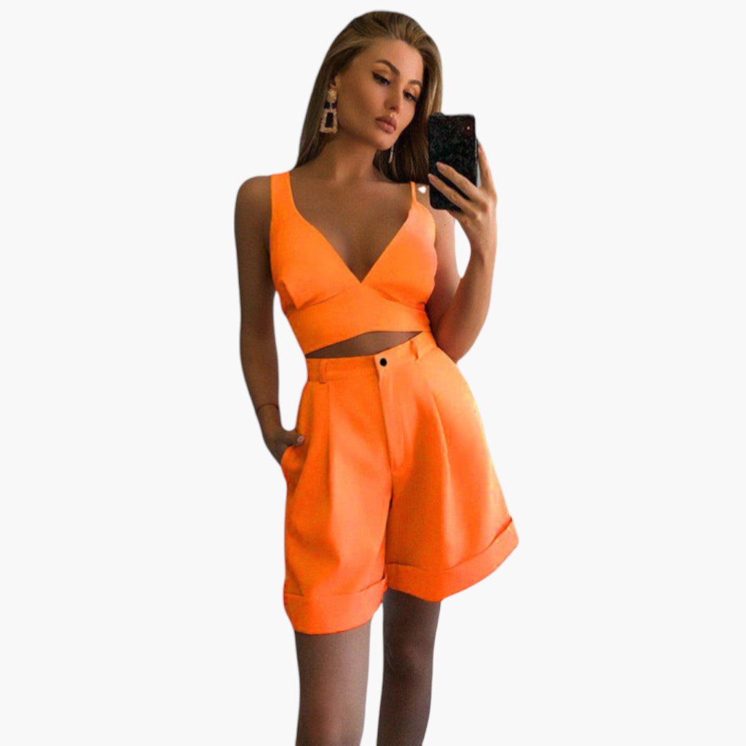 Ensemble femme avec haut court col V et short taille élastique