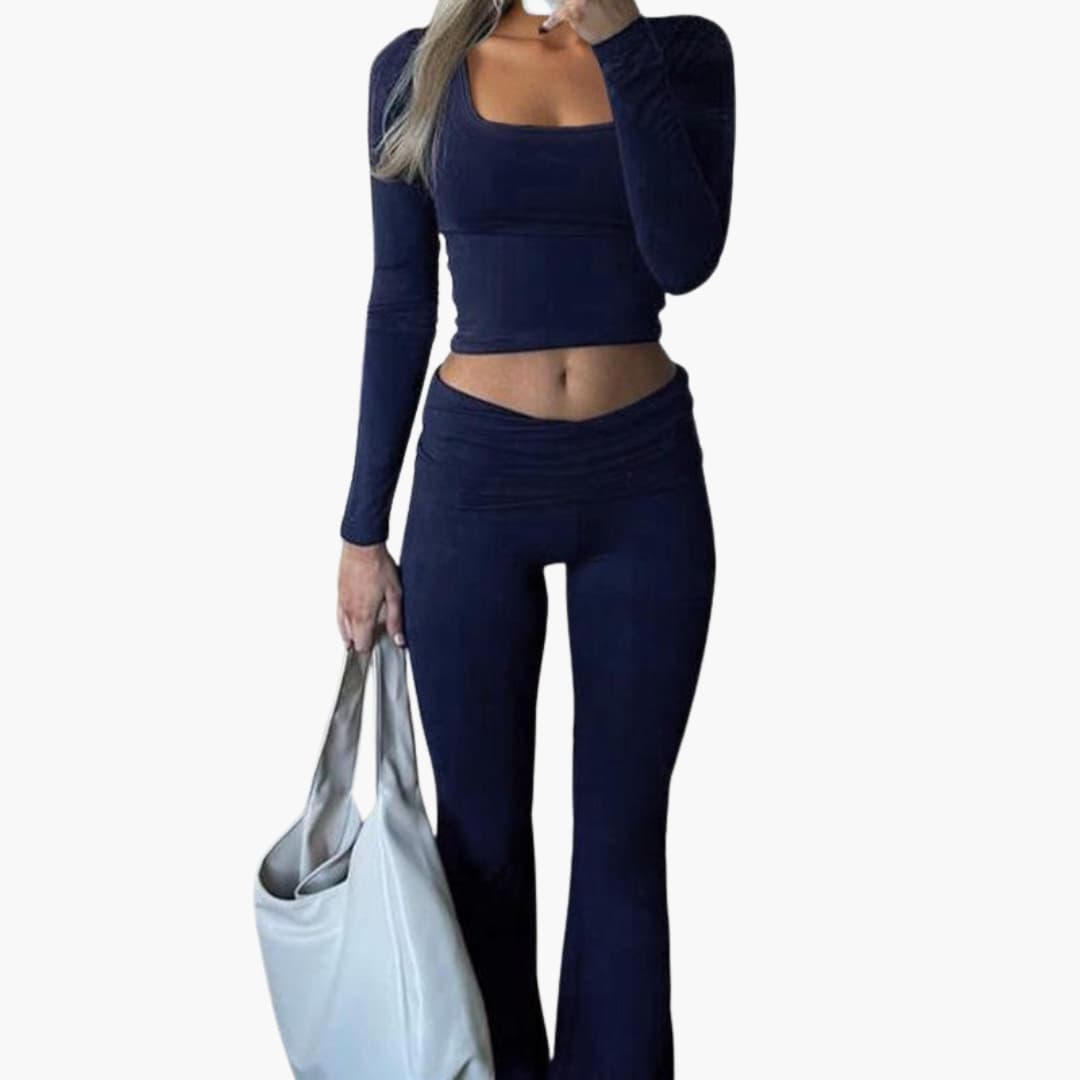 Damen-Sportoutfit mit eckigem Ausschnitt und weitem Hosenbein
