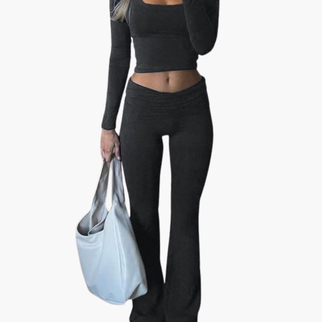 Ensemble sportswear femme avec encolure carrée et pantalon large
