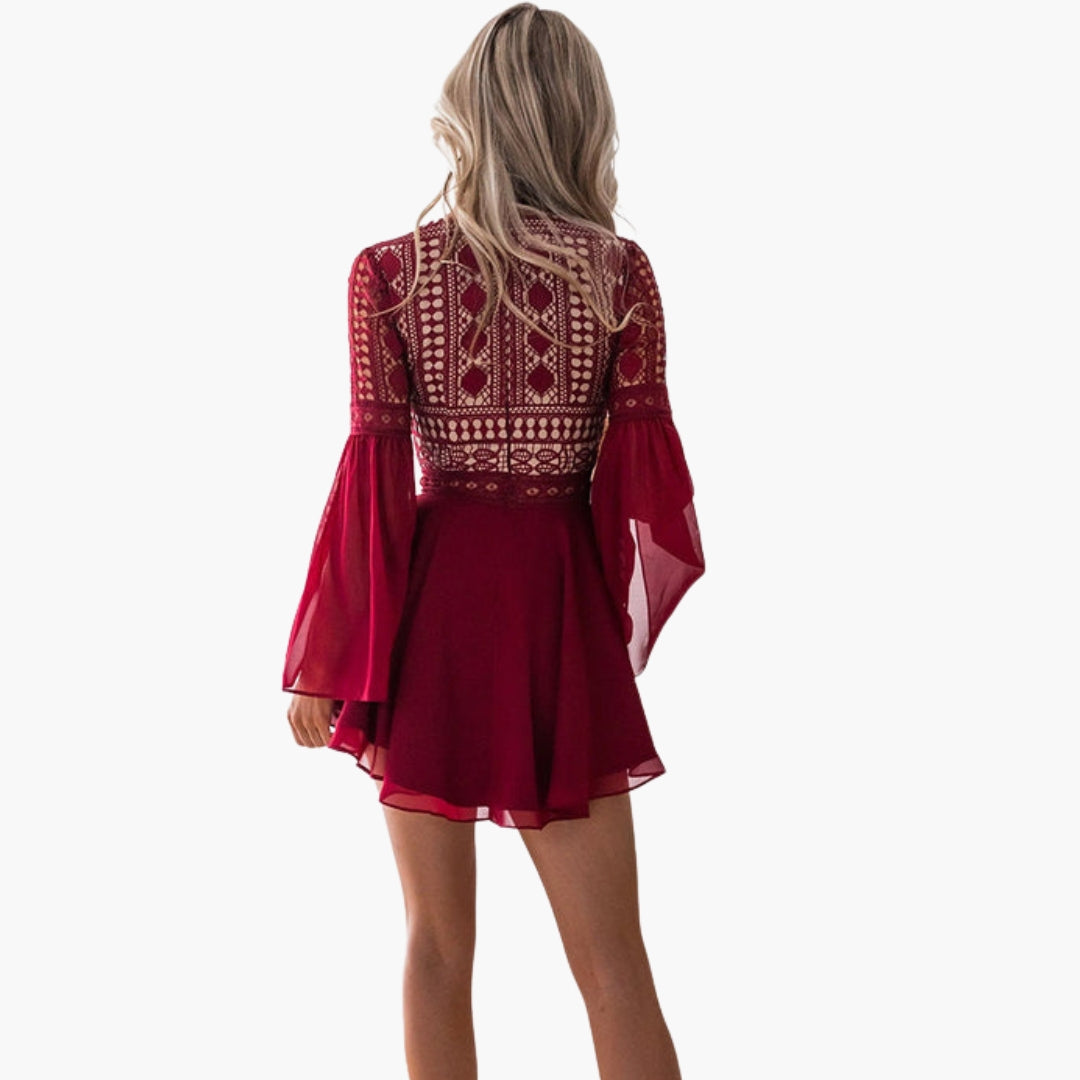 Damenkleid mit durchbrochenen Details und ausgestellten Ärmeln