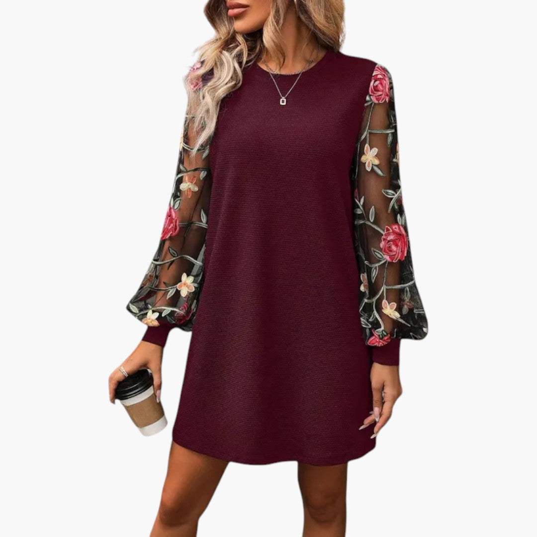 Robe mini femmes avec manches brodées et coupe droite