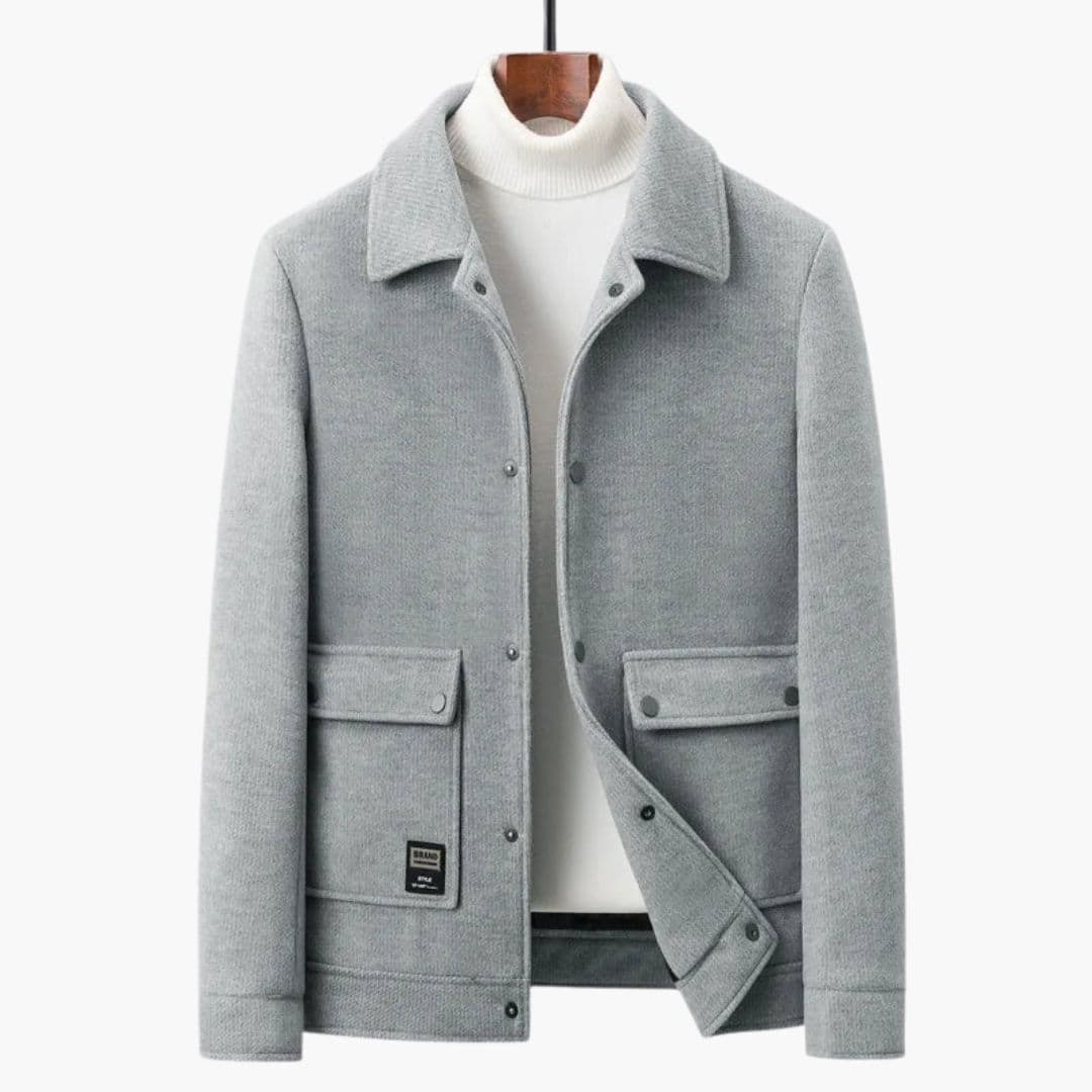 Chaqueta de hombre con cuello puntiagudo y bolsillos con solapa